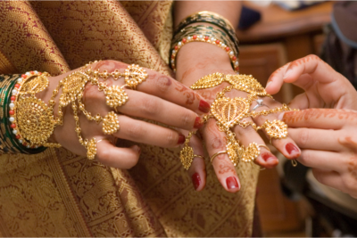 femme mariée avec des bijoux en or