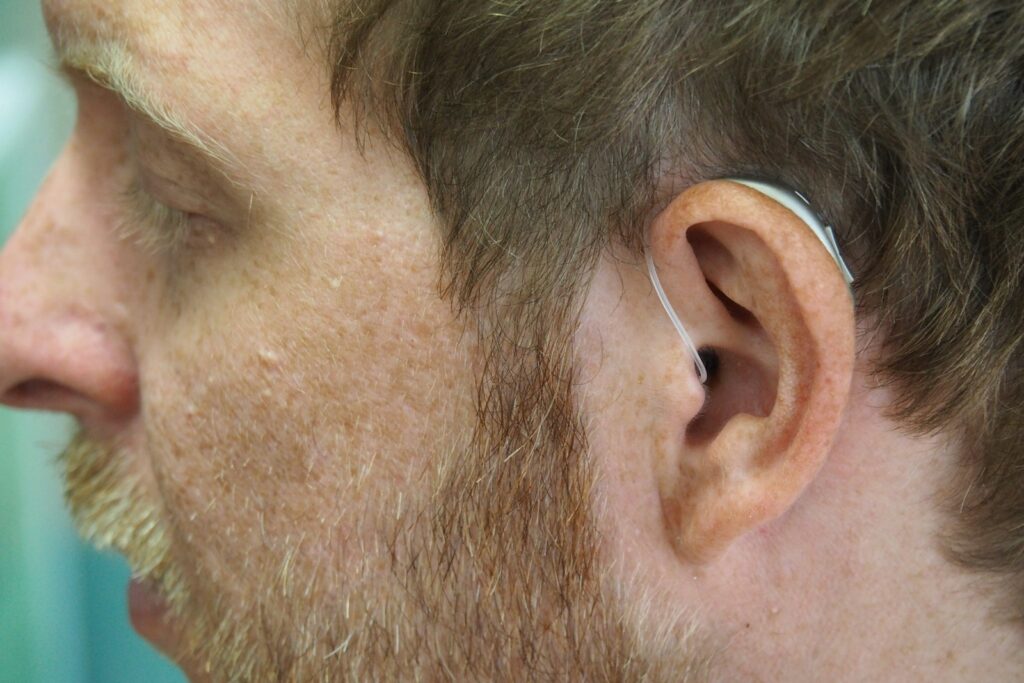 un gros plan d'un homme avec des écouteurs sur les oreilles