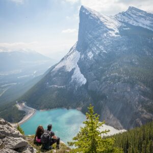 couple au sommet face à la montagne