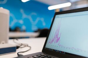Ordinateur portable affichant un graphique d'analyse de données dans un environnement de bureau moderne, symbolisant la croissance et la technologie.