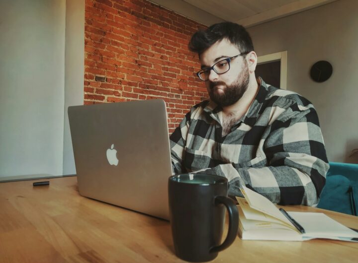 un homme assis devant un ordinateur portable