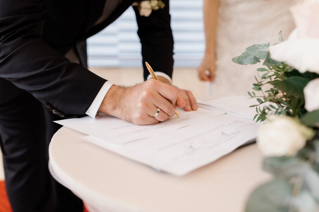 Signature d'un contrat de mariage.