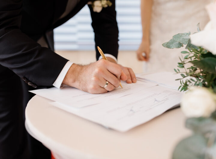 Signature d'un contrat de mariage.